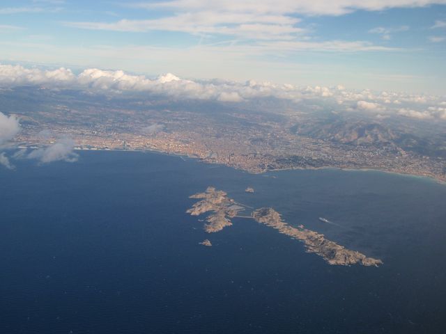 Les îles du Frioul et le vieux-port au fond