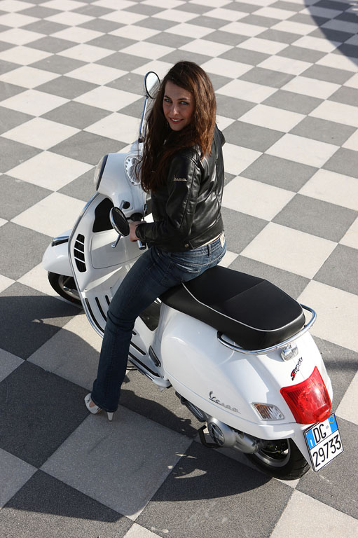 Vespa GTS 300ie Super - Piaggio311.jpg